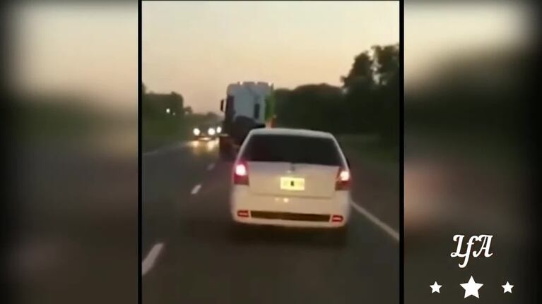 Un camionero casi causa un grave accidente en plena ruta