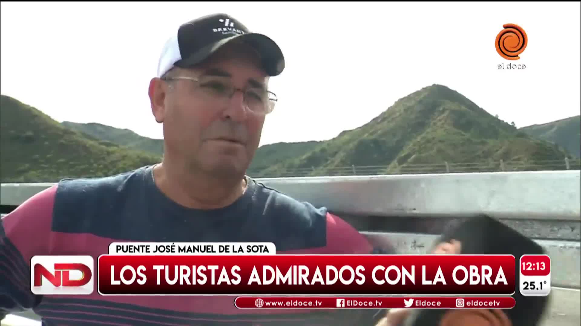 Turistas disfrutan del Puente José Manuel de la Sota