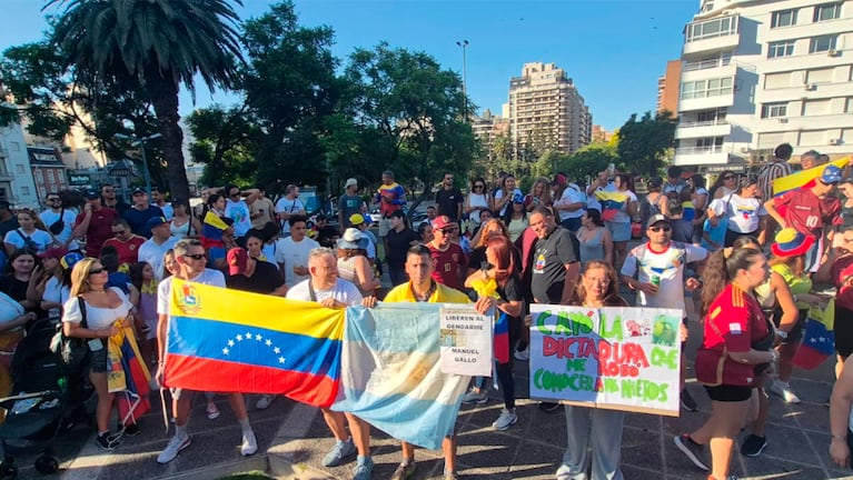 Festejo y emoción en Córdoba: venezolanos celebraron en Plaza España la captura de Nicolás Maduro