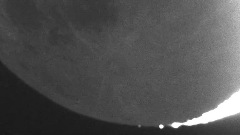 El choque de un meteorito contra la luna