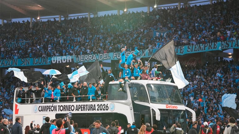 Belgrano campeón: el festejo de los jugadores con la hinchada en el Kempes
