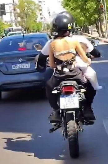 Negligencia de motociclistas con un bebé en pleno centro de Córdoba