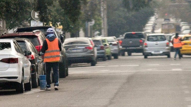 327 limpiavidrios y cuidacoches detenidos en Córdoba desde la nueva normativa: los delitos que se repiten