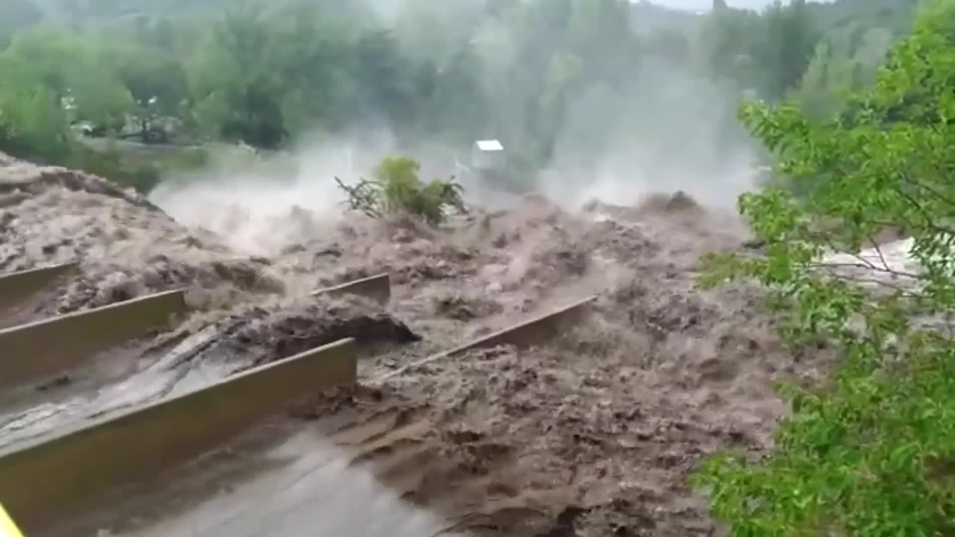 Furia del agua: la creciente, desde el dique de La Falda