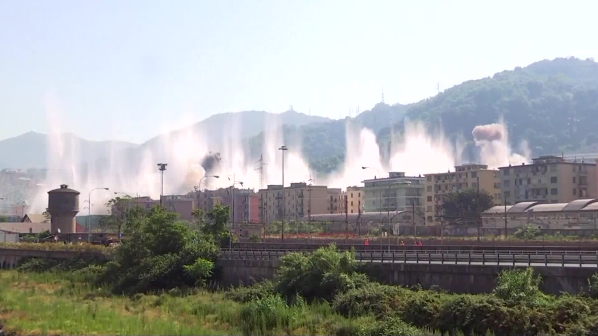 Así demolieron el puente en Génova