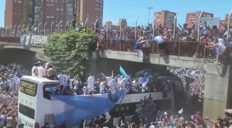 Hinchas se tiraron al micro de la Selección