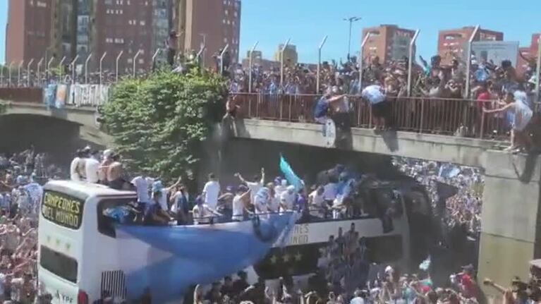 Hinchas se tiraron al micro de la Selección
