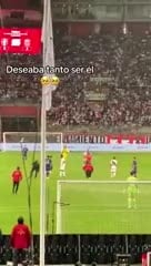 El Dibu le dio la mano al nene que fue a abrazar a Messi