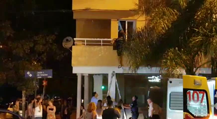 Una niña cayó desde un balcón