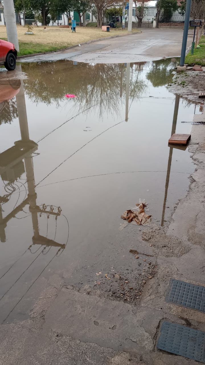 Aguas servidas acumuladas en una esquina de barrio Obras Sanitarias