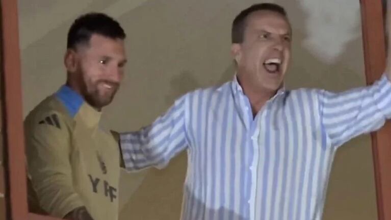 Un periodista le llevó una torta a Messi, saludó a los hinchas con él y lloró de la emoción