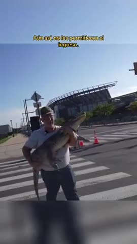 Llevó un caimán a la cancha y no lo dejaron entrar