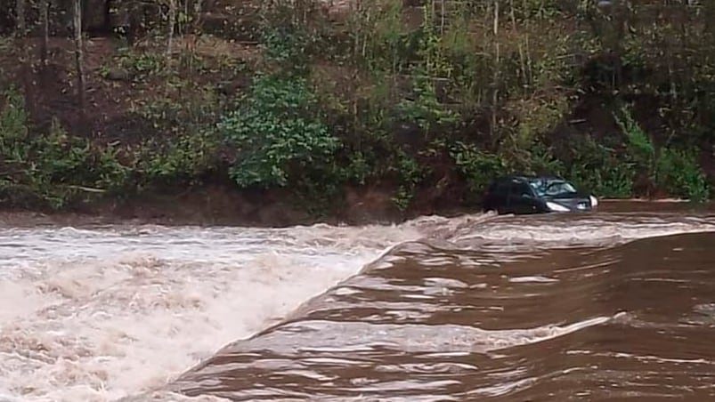 Auto arrastrado vado El Durazno