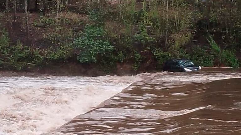 Cruzó con el auto en plena crecida en El Durazno y terminó arrastrado por el agua: el video