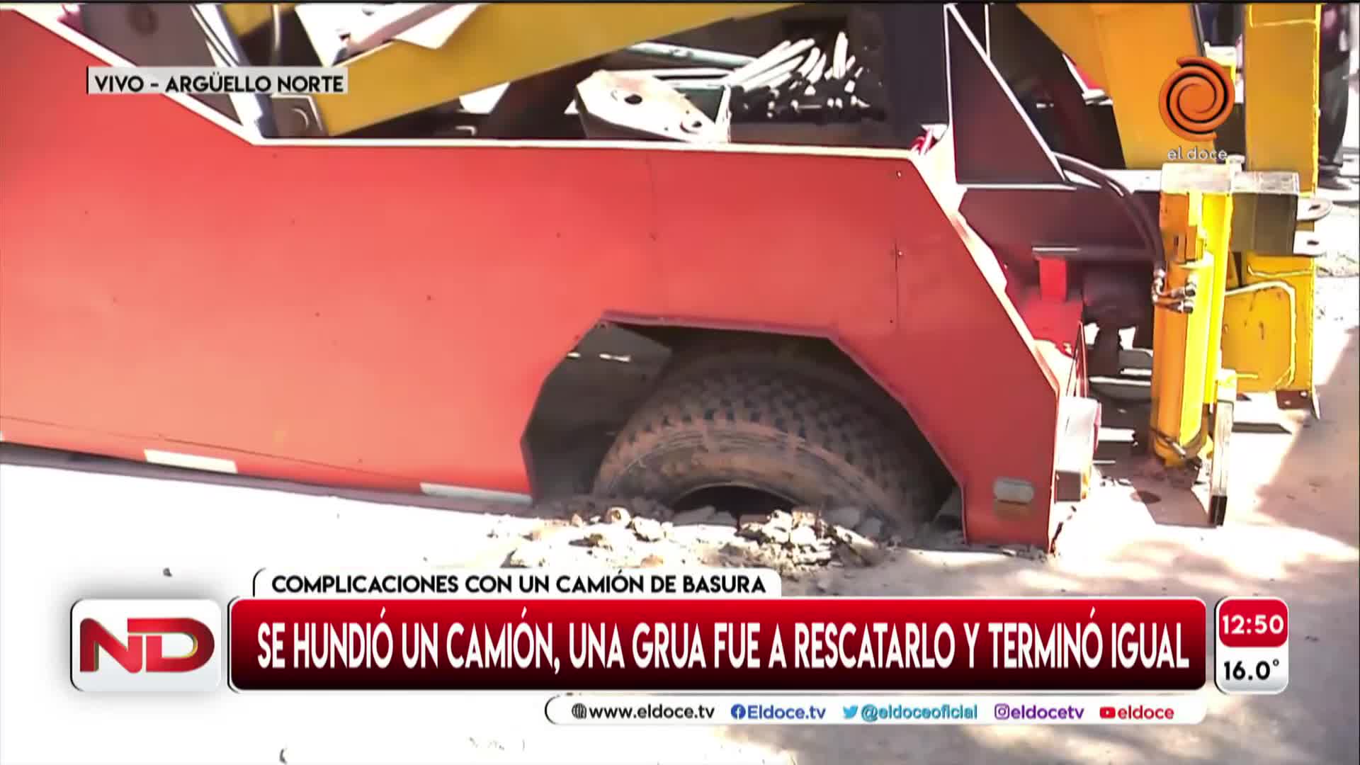 Se hundió un camión de basura, una grúa fue a rescatarlo y terminó igual