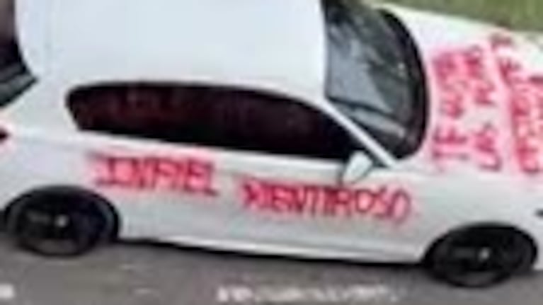 Se vengó de su marido infiel y le rayó el auto