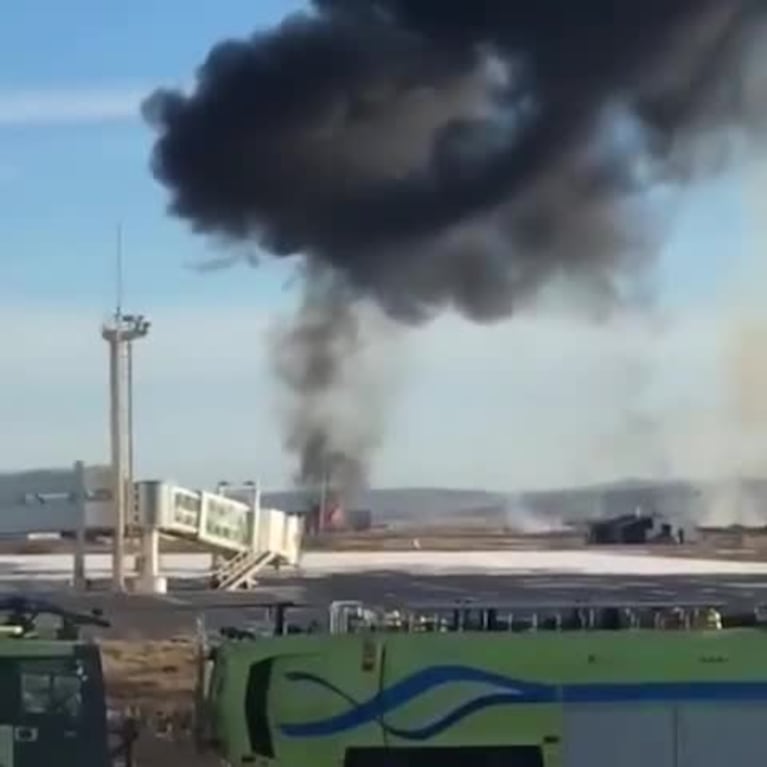 El fuego tras el accidente de un avión en Río Grande