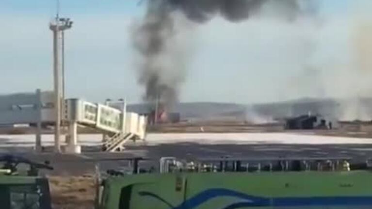 El fuego tras el accidente de un avión en Río Grande