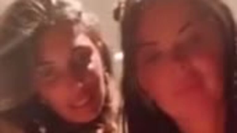 El beso de Karina Jelinek a Florencia Parise