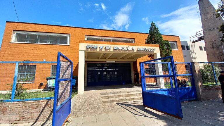 Le apuntaron con un arma en el baño de la escuela: la preocupación del padre del joven