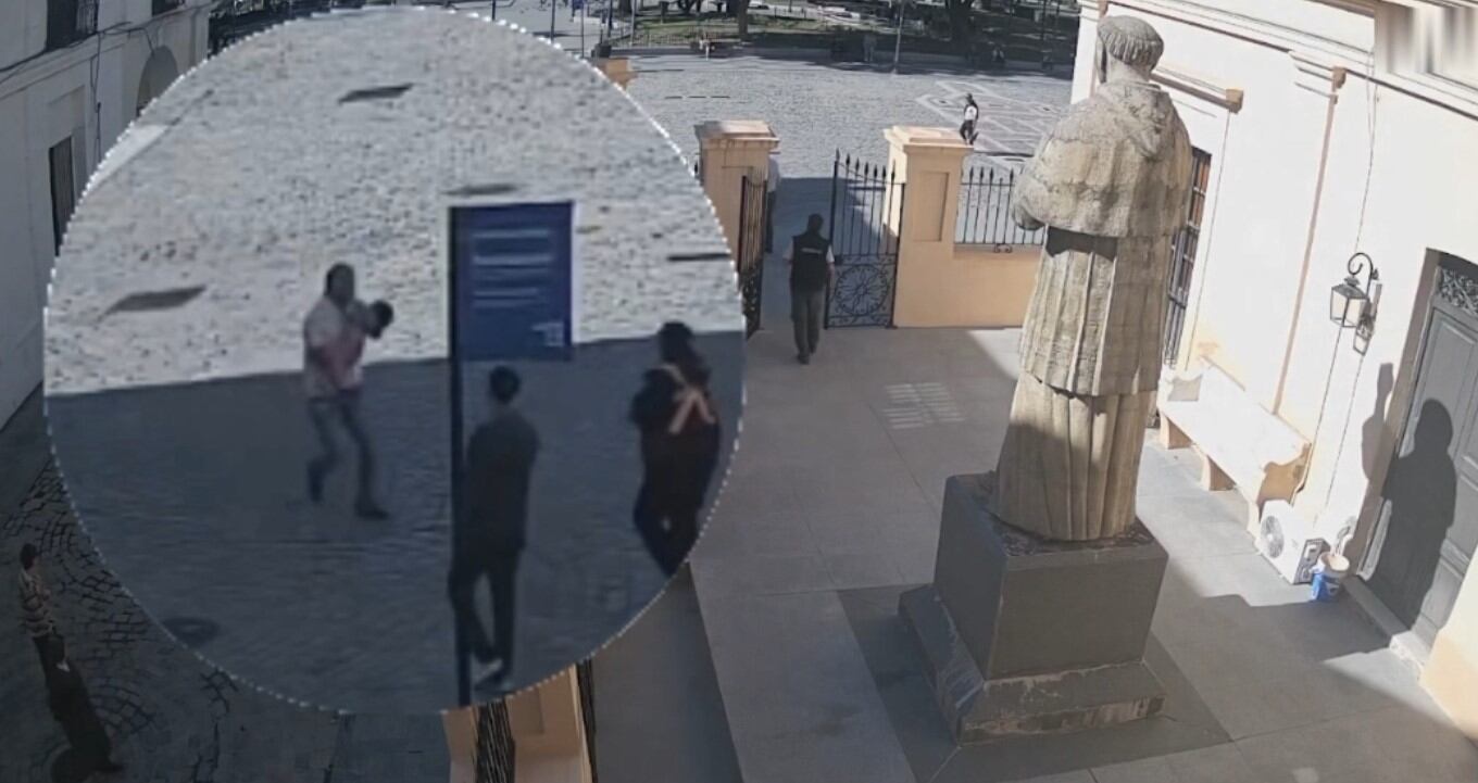 Salvaron a una nena que se ahogó con una galleta en la plaza San Martín