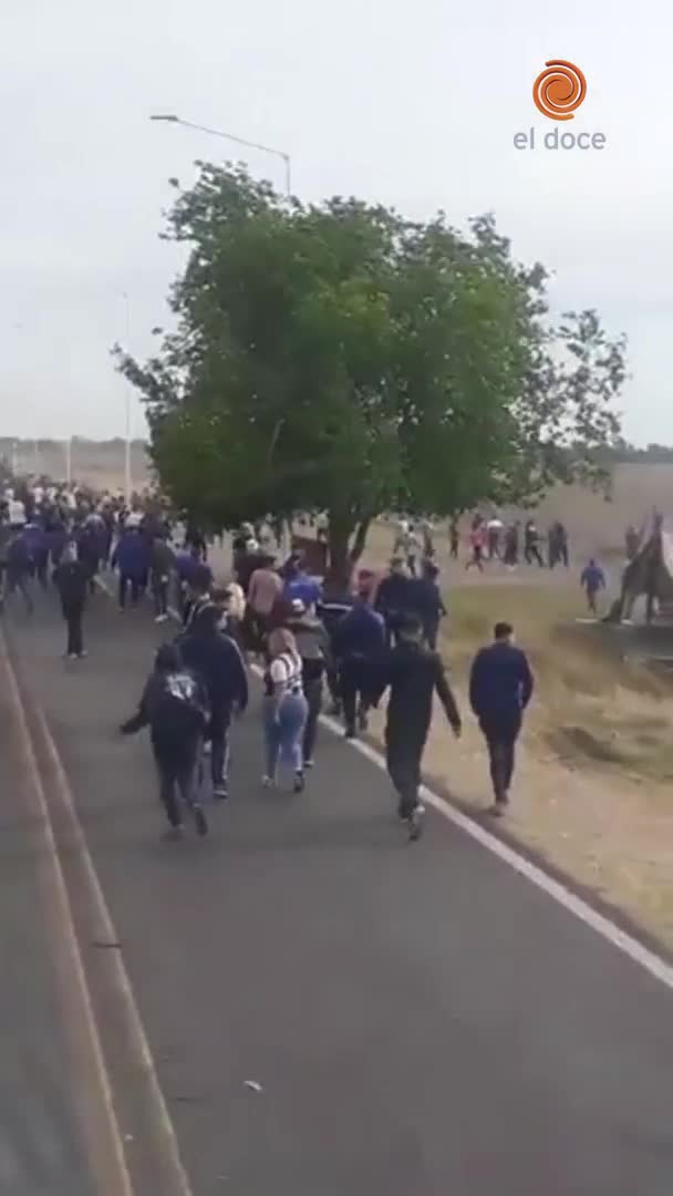 Barras de Talleres a los piedrazos con piqueteros