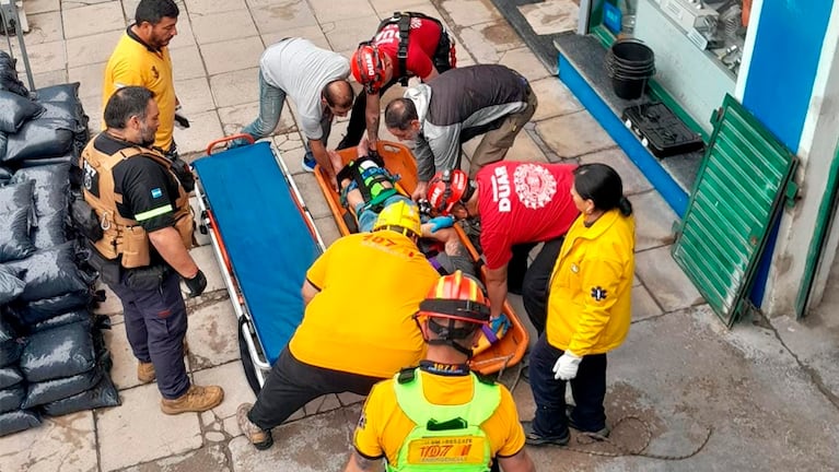 Cayó desde cuatro metros de altura mientras trabajaba y sufrió múltiples lesiones: el rescate