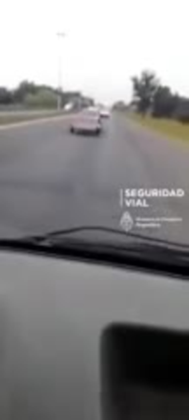 Obligó a su hijo a manejar en plena autopista