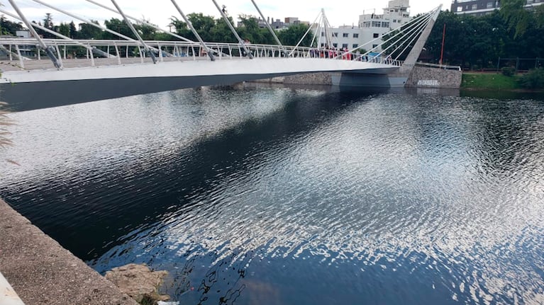 Cianobacterias en el lago San Roque: tras la crecida los vecinos reclamaron por olores nauseabundos