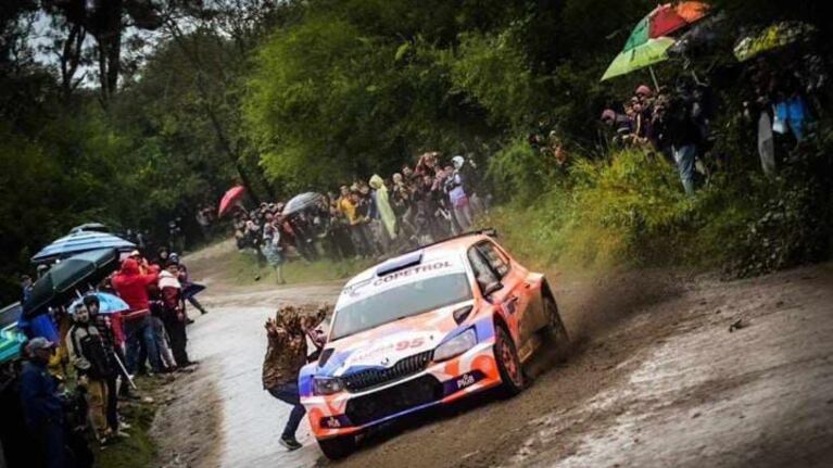 Fue al rally de Jesús María y terminó detenido por cruzarse entre los autos: el video