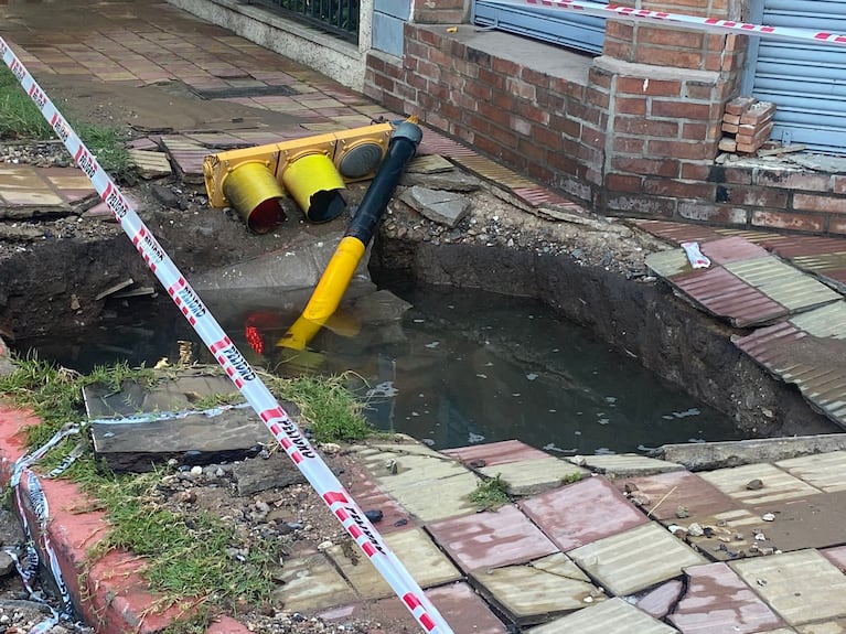 Se abrió un socavón y se tragó un semáforo: la bronca de una vecina a la que le afecta la casa