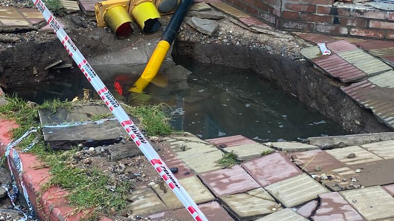 Se abrió un socavón y se tragó un semáforo: la bronca de una vecina a la que le afecta la casa