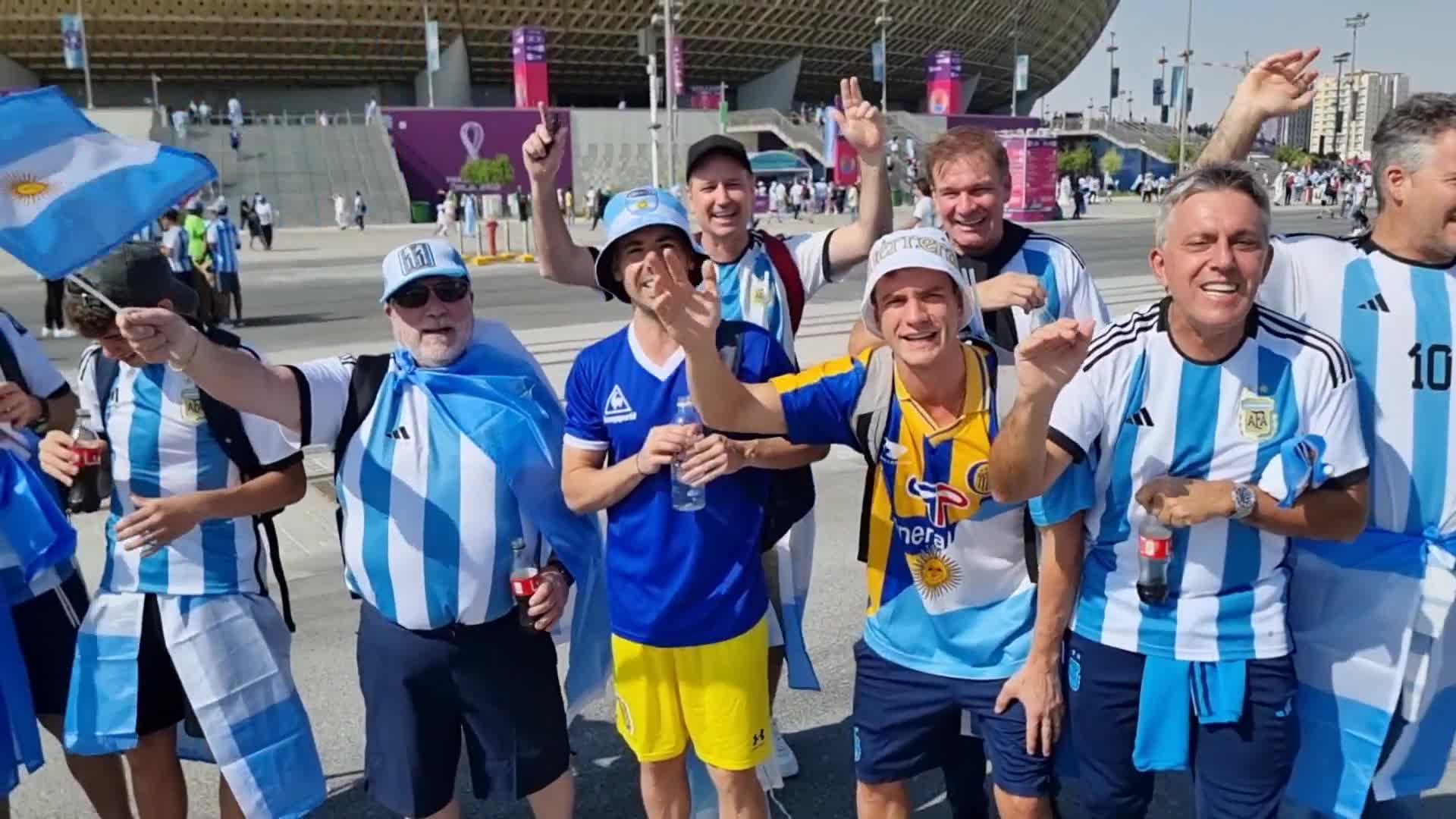 El aliento de los hinchas argentinos en la previa del debut
