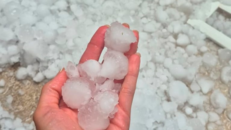 Repentina y fuerte caída de granizo duró varios minutos en Córdoba: videos y destrozos