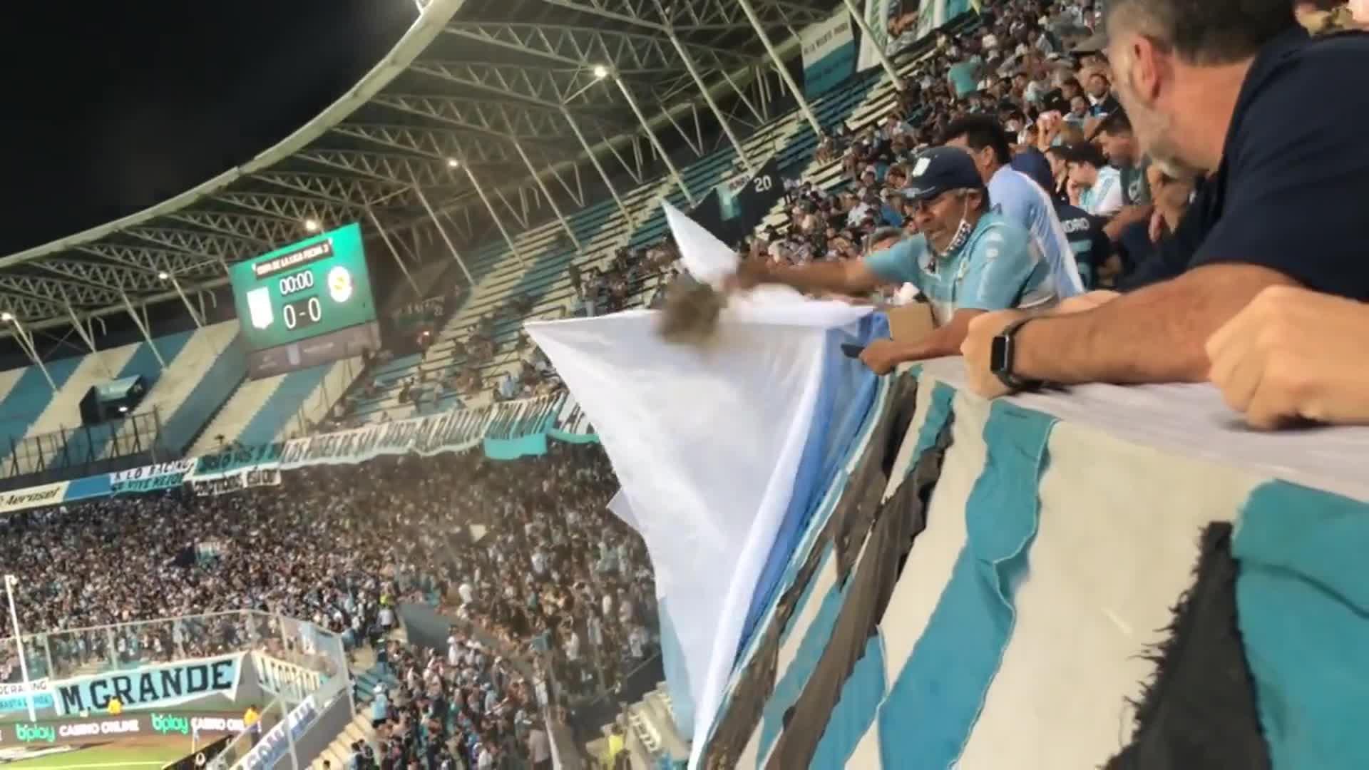 Fue a ver a Racing y tiró las cenizas de un ser querido desde la platea