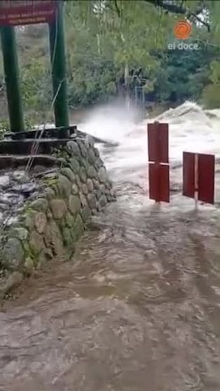 El río crecido destruyó un puente colgante