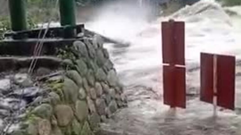 El río crecido destruyó un puente colgante