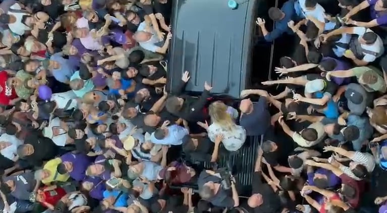 Furor de los militantes libertarios por Milei en las calles de Nueva Córdoba