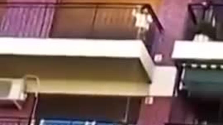 Rescató a un nene del balcón de un quinto piso