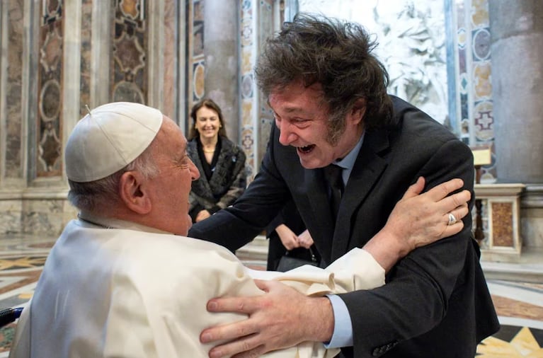 El Papa rompió el protocolo y abrazó a Milei en su primer encuentro 