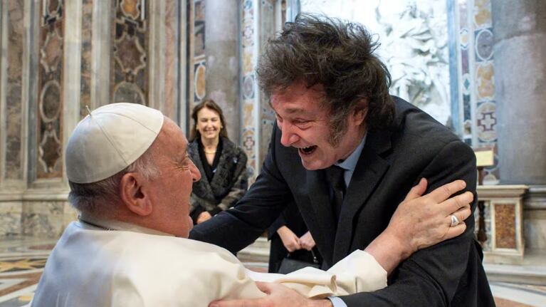 El Papa rompió el protocolo y abrazó a Milei en su primer encuentro