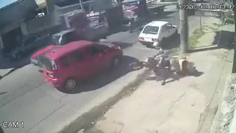 Quisieron robar una moto, se les cayó varias veces y terminaron detenidos