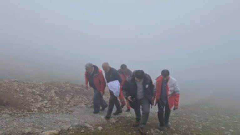 Entre la intensa niebla y la lluvia: así es el operativo de búsqueda del presidente de Irán