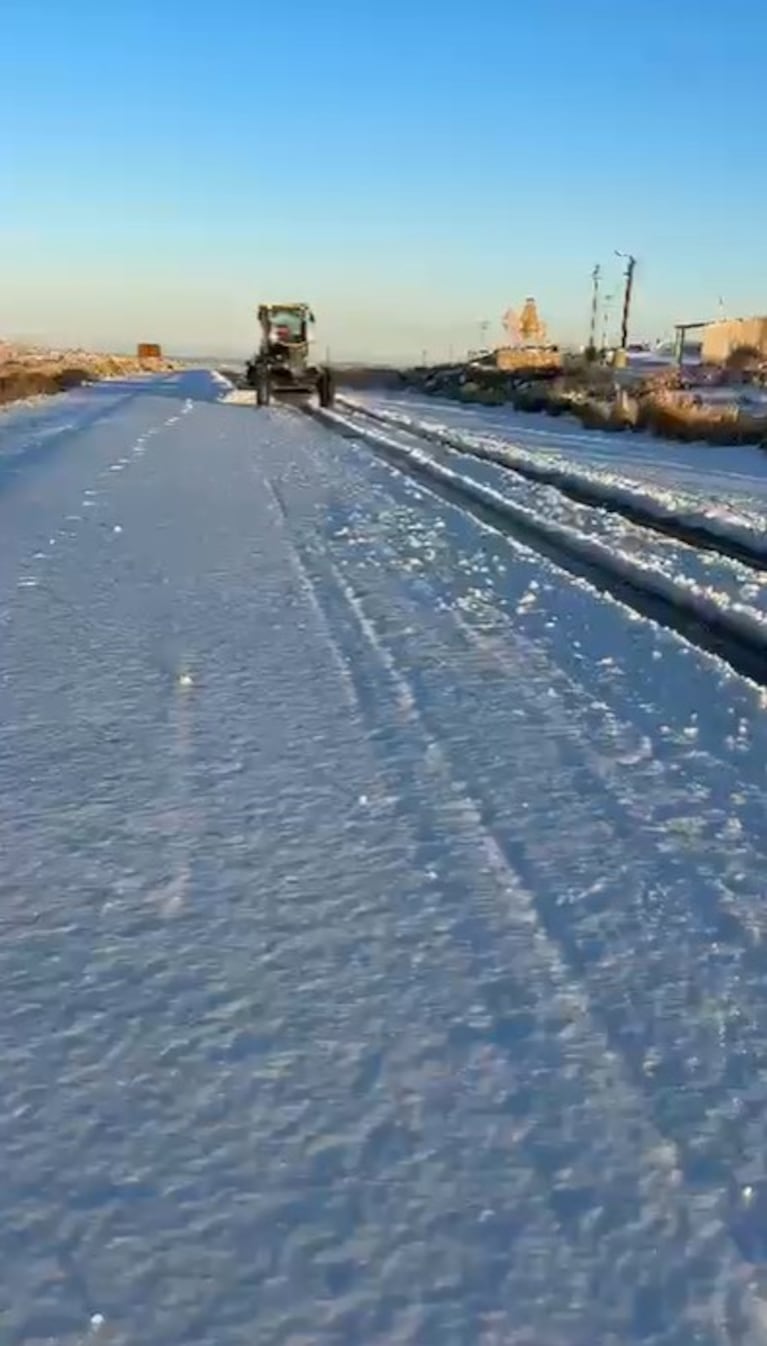 Video: siguen sacando nieve del Camino de las Altas Cumbres para habilitarlo