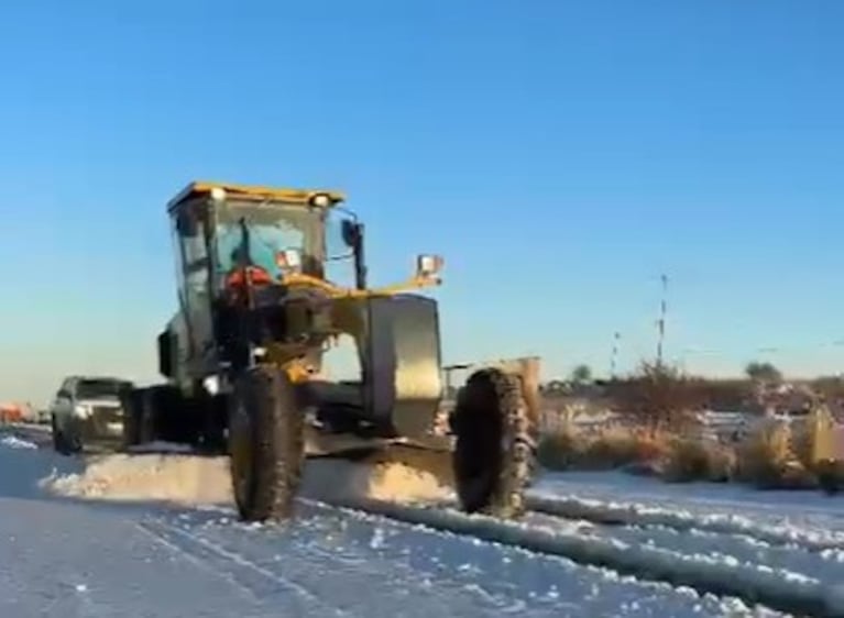 Video: siguen sacando nieve del Camino de las Altas Cumbres para habilitarlo