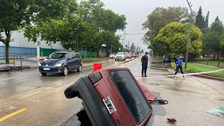 Lo tragó un pozo mientras manejaba bajo la lluvia en Córdoba: las impactantes imágenes