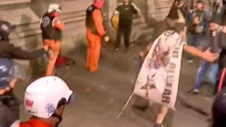 Estallaron los incidentes apenas se aprobó la Ley Bases en general