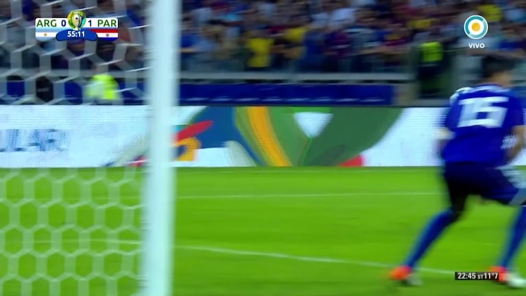 El VAR vio un penal inesperado y Messi puso el 1-1 vs. Paraguay