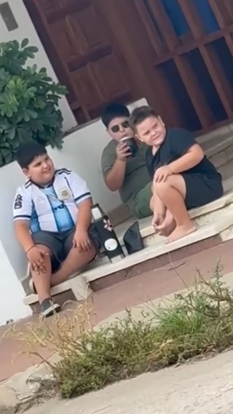 Salieron esos “verdes”: los niños “jubilados” tomando mate