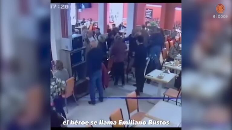 Un mozo salvó a una turista que se atragantó